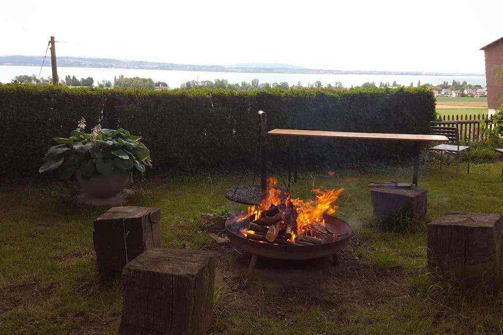 Seesicht Und Charmante Wohnung Bei Hanni Und Ueli Bottighofen Exterior foto